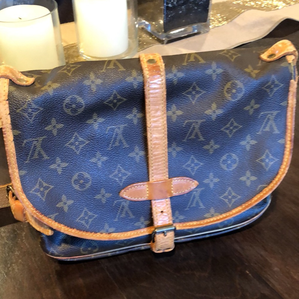 Authentic Louis Vuitton Saumur 30 Crossbody Monogram Canvas - Picture 4 of 17